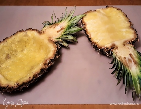 Ананас разрезать вдоль на две части.