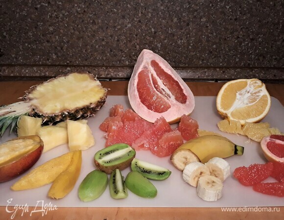 Из ананаса достать мякоть, придав фрукту форму лодочки. Остальные фрукты очистите от кожи, пленок.
