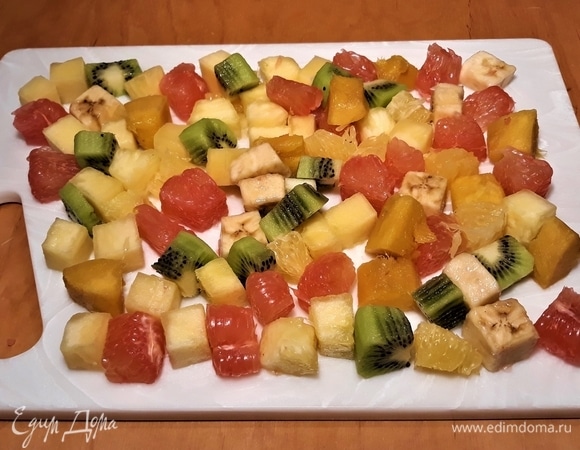 Мякоть фруктов нарежьте на кубики.
