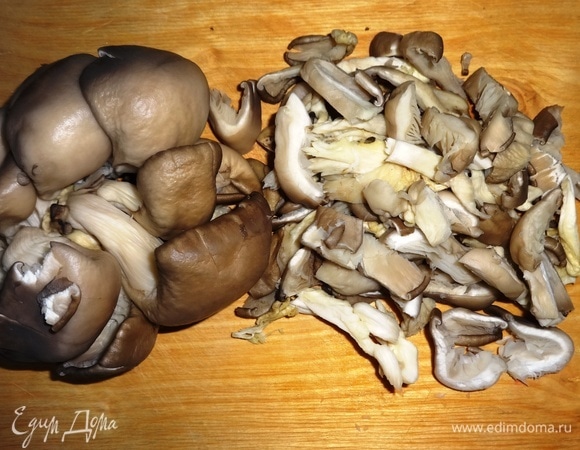 Разогреть духовку до 200°C. Вешенки промыть, обсушить, мелко нарезать.