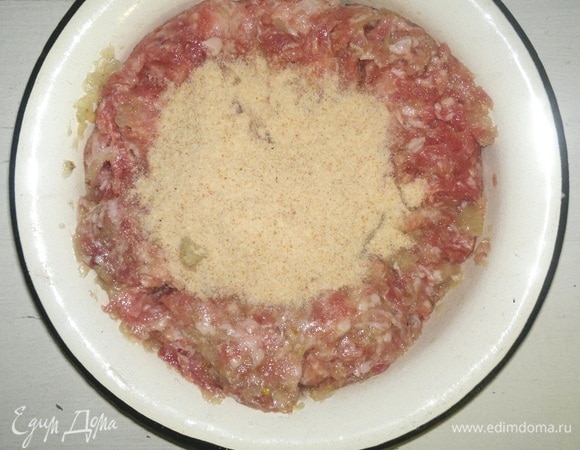 Всыпать в фарш панировочные сухари, еще раз перемешать.
