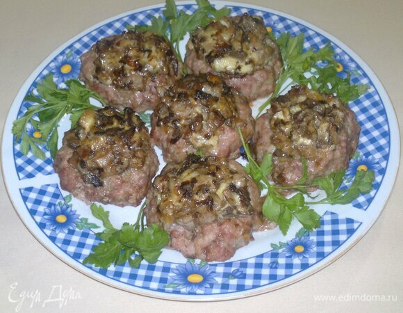 Готовые биточки выложить на блюдо. Украсить зеленью.