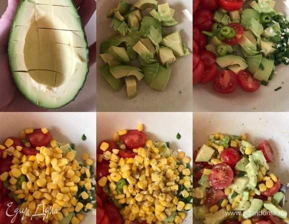 Авокадо нарезать крупными кубиками, переложить в миску и сразу полить лимонным соком. Помидоры разрезать пополам, лук и чеснок измельчить. К авокадо добавить помидоры, лук, чеснок, кукурузу, специи, масло и аккуратно перемешать.