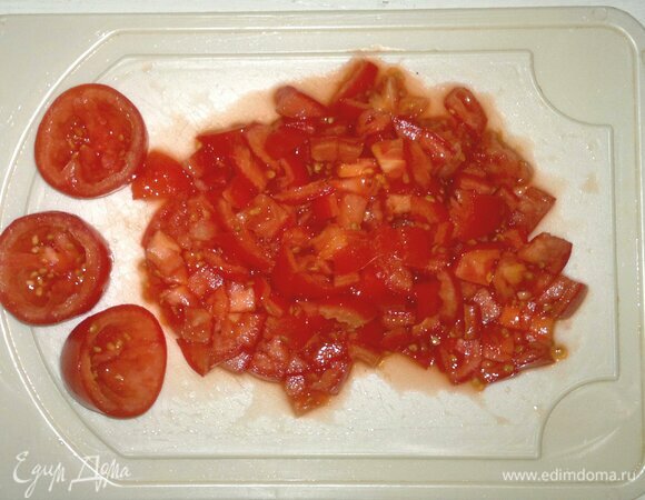 Помидоры вымыть, обсушить. Отрезать от помидоров 3 округлых части для украшения, очистить от мякоти. Остальные помидоры нарезать мелкими кубиками. Нарезанные помидоры выложить в сито и слегка прижать, чтобы удалить излишки сока. Я использовала некрупные помидоры сорта «сливка».
