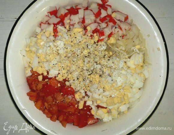 В миску с капустой выложить нарезанные продукты. Для заправки соединить растительное масло, уксус, соль, сахар, перец, перемешать. Полить салат заправкой, перемешать.