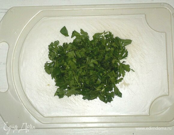 Зелень вымыть, обсушить, мелко нарезать.