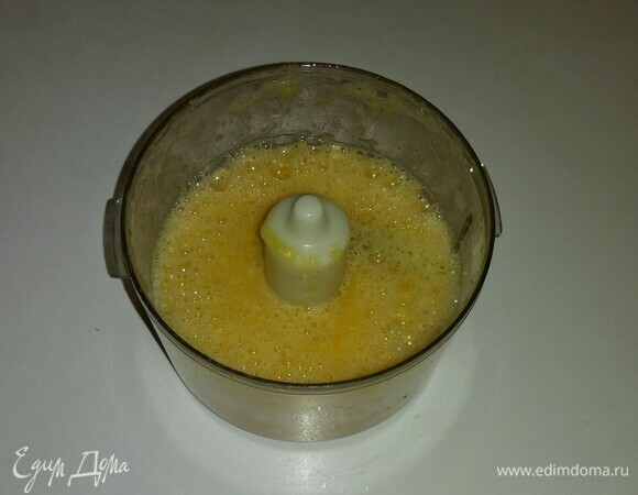 Затем положить дольки апельсина в блендер и измельчить до состояния пюре.