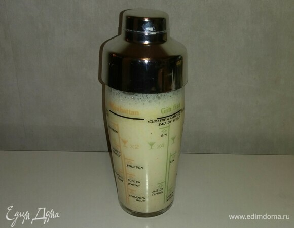 Затем полученное апельсиновое пюре перелить в шейкер, добавить туда корицу и молоко. Закрыть крышкой и перемешивать около 1 минуты. После чего разлить по бокалам. Приятного аппетита!