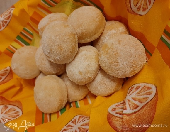 Когда печенье немного остынет, обвалять в сахарной пудре. Из указанного количества продуктов получается около четырех противней печенья. Приятного чаепития!