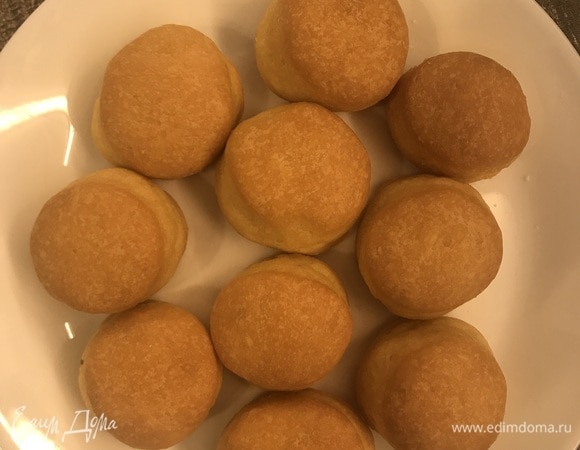 Когда тесто подойдет, раскатать его в пласт толщиной 0,5 см и формочкой вырезать печенье. Выпекать при 180°C 15–20 минут, печенье должно немного подрумяниться.