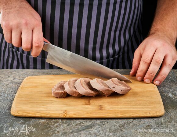 Предварительно с вечера отварите телячий язык до готовности в подсоленной воде. Нарежьте на небольшие кусочки.