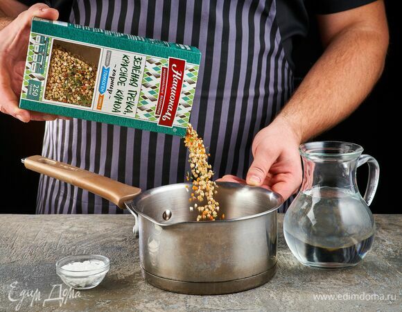 Отварите в подсоленной воде смесь «Гликоген» ТМ «Националь»: микс из зеленой гречки с киноа по инструкции, указанной на упаковке.