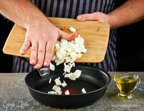 Займитесь соусом. Лук, нарезанный кубиком, обжарьте на растительном масле.