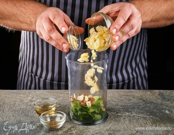 Добавьте жареный лук и измельченный чеснок. Добавьте соль, перец, хмели-сунели и уксус.