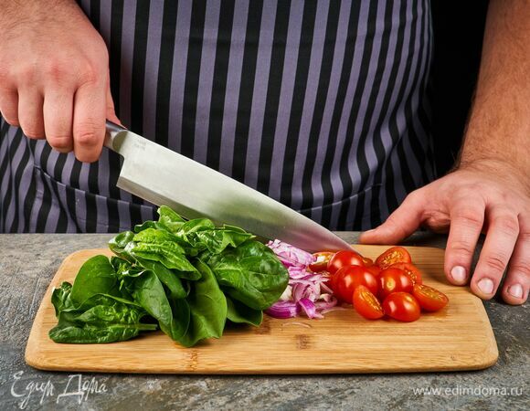 Красный лук нарежьте полукольцами, черри разрежьте пополам, шпинат промойте.