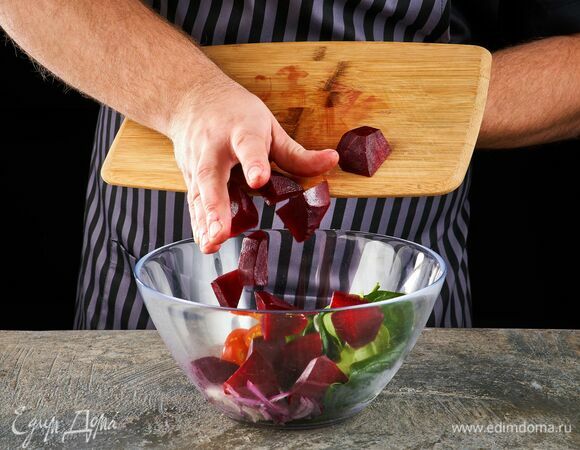 Готовую свеклу почистите и нарежьте крупно. В салатник выложите овощи и зелень.