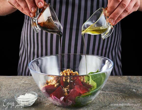 Посолите, поперчите по вкусу, заправьте оливковым маслом и бальзамическим соусом.