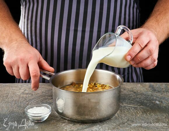 Доведите до кипения, а затем влейте горячее молоко. Посолите по вкусу. Варите до готовности.