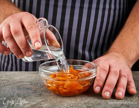 Залейте курагу горячей водой на 15 минут.