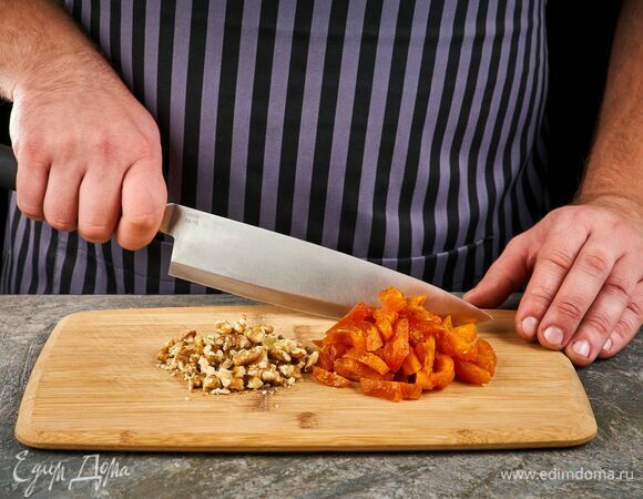 Курагу и орехи нарежьте.