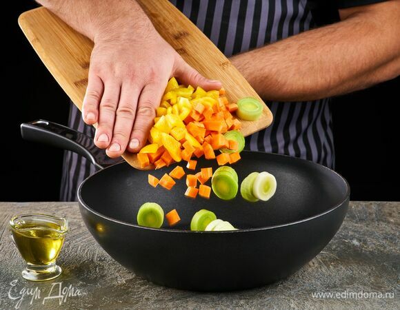 На сковороде в смеси растительного и сливочного масла слегка обжарьте лук-порей, морковь и болгарский перец.