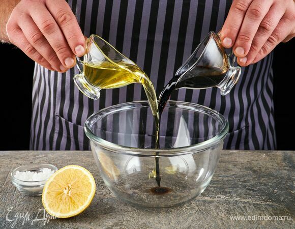 Смешайте в чашке оливковое масло, бальзамический уксус, лимонный сок и соль.