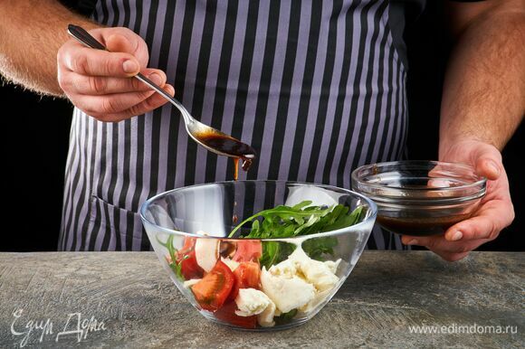 Получившимся соусом заправьте выложенные в салатник руколу, помидоры, моцареллу и чеснок.