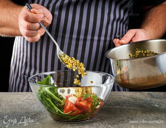 Добавьте смесь булгура, кунжута, семян конопли.