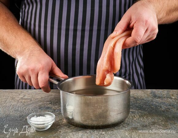 Куриное филе отварите до готовности в подсоленной воде.