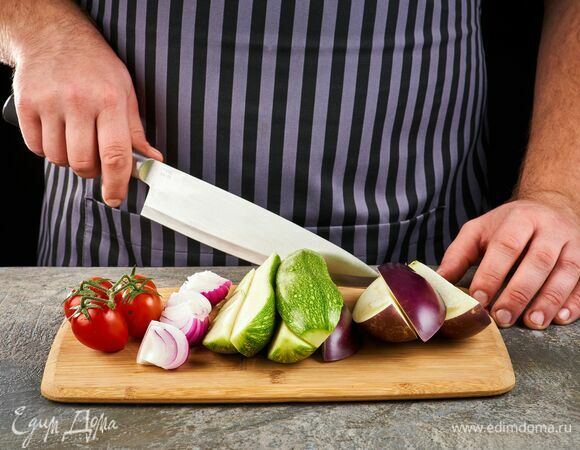 Баклажан, цукини и лук нарежьте крупно.