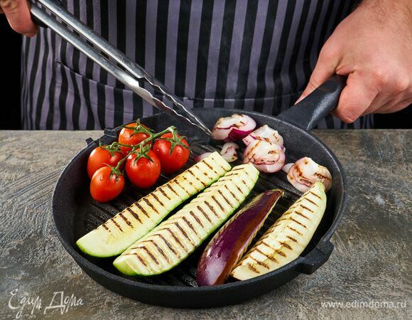 Все овощи обжарьте на сковороде-гриль, сбрызнув оливковым маслом.