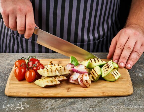 Баклажан и цукини нарежьте кубиками.