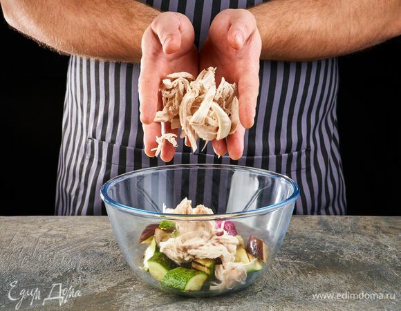 Выложите овощи в салатник. Курицу порвите на мелкие кусочки.