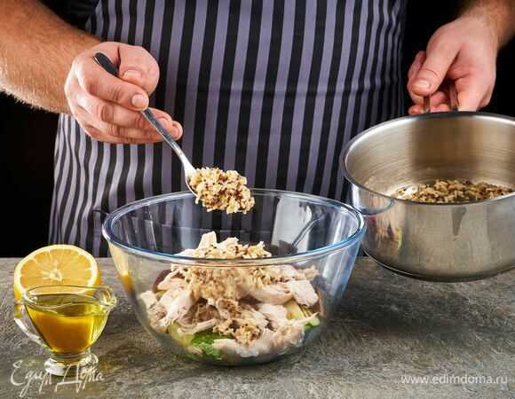 Положите в салатник сваренную смесь «Омега-3» ТМ «Националь»: бурый рис, киноа, семена льна. Сбрызните лимонным соком и заправьте оливковым маслом.