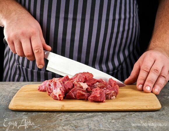 Говядину нарежьте средними кубиками.