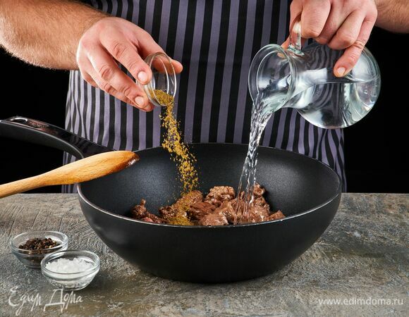 На сковороде в оливковом масле слегка обжарьте говядину. Затем налейте немного воды, накройте крышкой и тушите на медленном огне. Когда мясо посветлеет, посолите и поперчите, добавьте хмели-сунели.