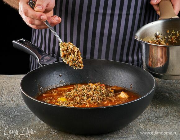 Слейте воду и добавьте смесь к мясу с овощами. Потушите еще пять минут.