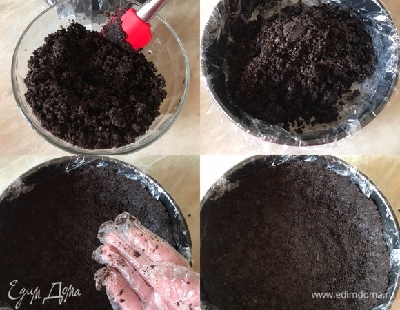 Пересыпать крошку в миску, добавить растопленное масло и хорошо перемешать. Переложить массу в форму и хорошо утрамбовать. Отправить форму с коржом в холодильник на 10–15 мин.