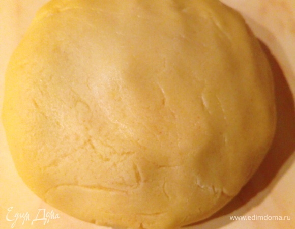 Яйцо перемешиваем с сахаром. Маргарин растопить и перемешать вместе с сахаром и яйцом. Высыпаем муку, добавляем соду и соль, перемешиваем. Тесто получается очень эластичным. 1/4 часть теста отправляем в морозилку.