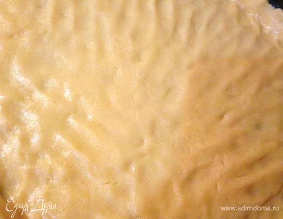 Остальное тесто тонким слоем равномерно распределяем по противню.