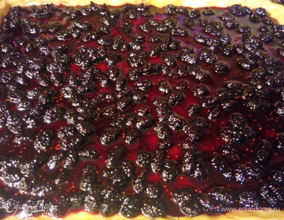 Сверху выкладываем варенье. Я взяла варенье из шелковицы.