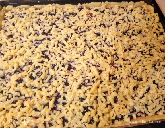 Достаем тот кусочек из морозилки и натираем его на крупной терке, посыпаем сверху. Выпекаем в разогретой до 190°C духовке 20–25 минут, до румяности.