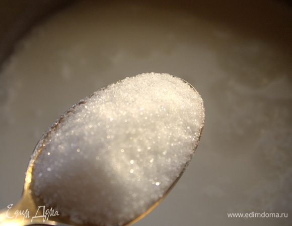 В молоко влить теплую воду, всыпать сахар и ваниль.