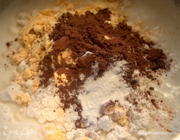 Вбить яйцо (у меня замена — 1 ст. л. яичного порошка), всыпать какао, разрыхлитель, соль, муку.
