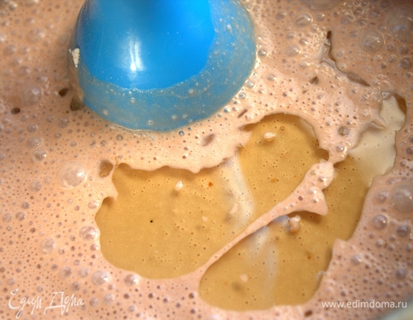 Взбить с растительным маслом с помощью блендера или комбайна.