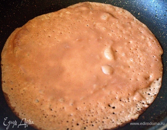 Разогреть смазанную маслом сковороду и налить немного теста.