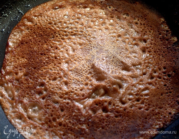 Жарить блины с двух сторон.