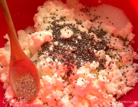 Для начинки в творог всыпать семена чиа или мак, добавить ваниль, несколько капель лимонного ароматизатора.