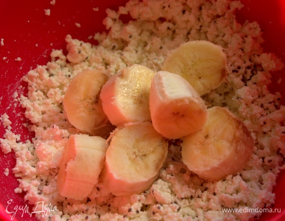 Сахар можно не добавлять. Нарезать банан, растереть начинку.