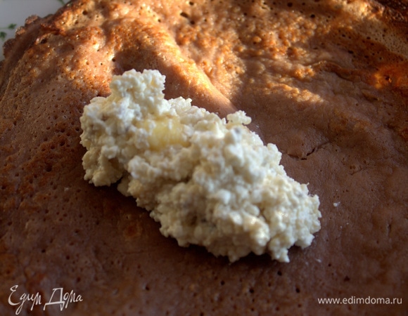 В центр блина выложить 1–2 ст. л. начинки.